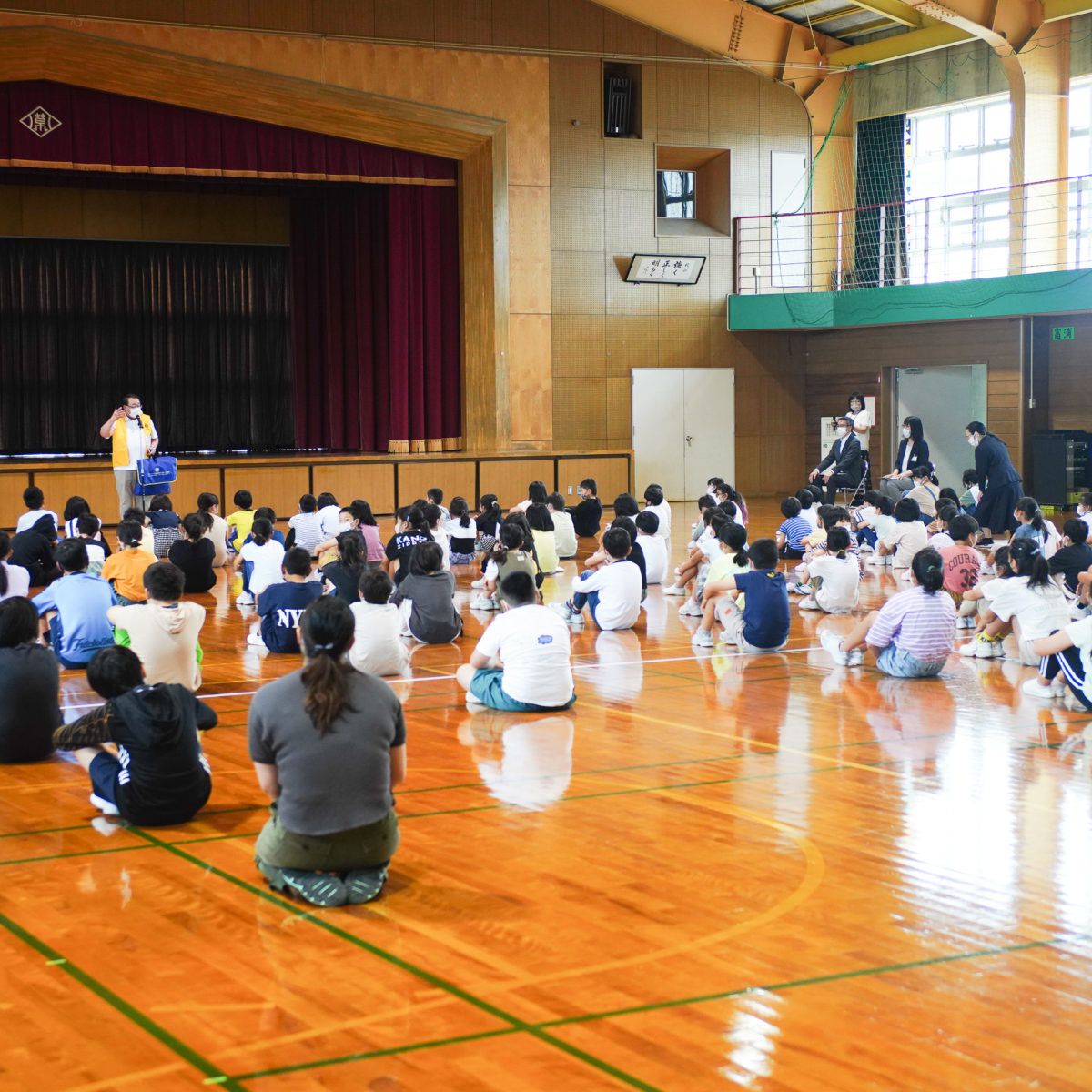 富山市立草島小学校へライフジャケット寄贈式