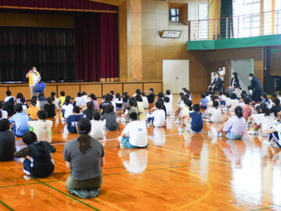 富山市立草島小学校へライフジャケット寄贈式