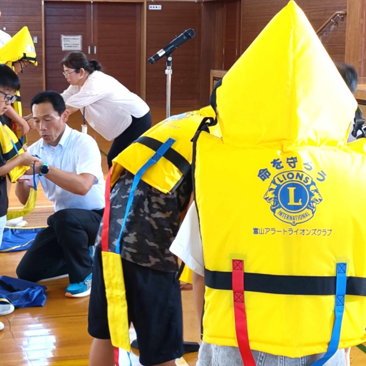 富山アラートライオンズクラブ、倉垣小学校にライフジャケット　100着を寄贈